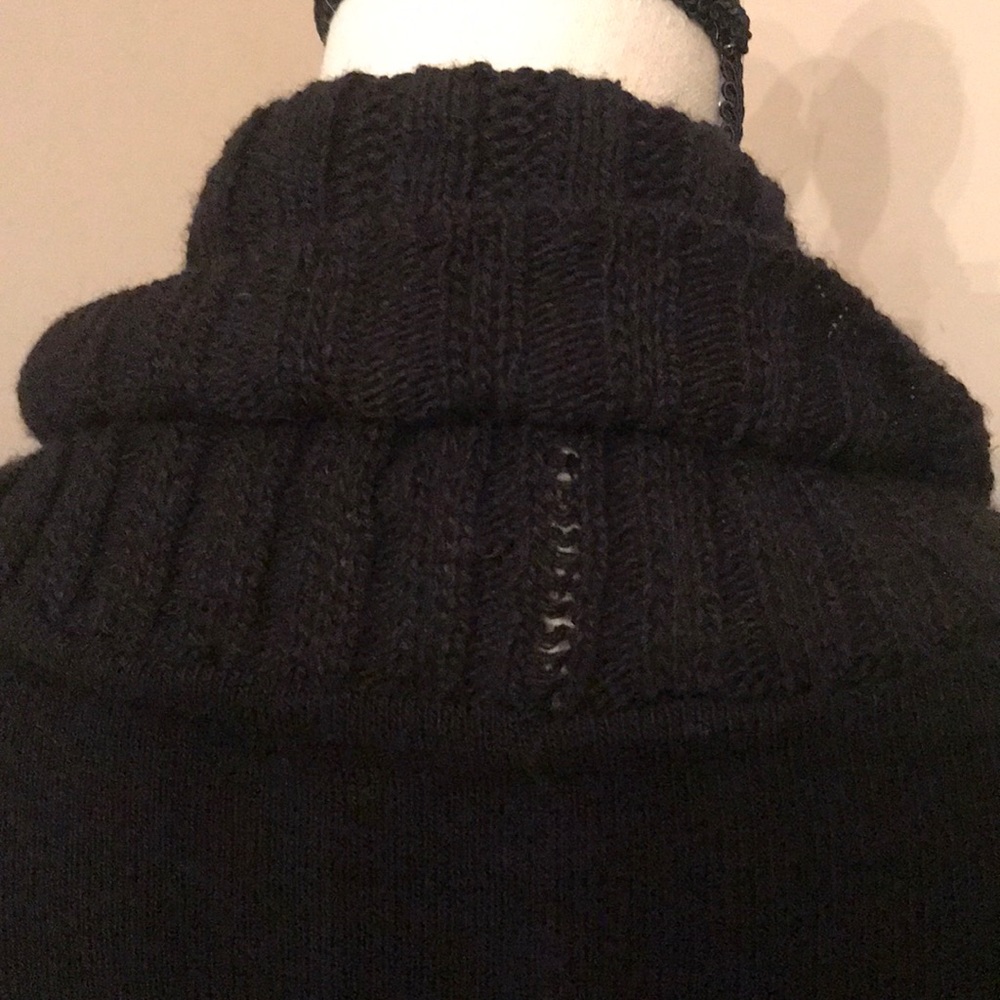 ‼️SOLD‼️ Really cute fitted sweater. - Picture 6 of 8